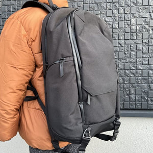 旅行も通勤もOK！ALPAKAの新作「ELEMENTS TRAVEL BACKPACK AXOFLUX」を徹底レビュー